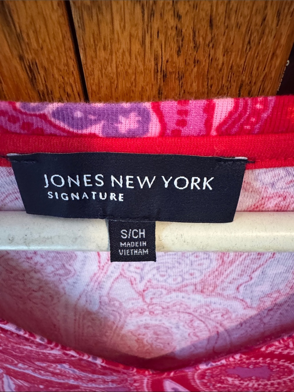 Jones New York Red and Pink Paisley V-Neck Short Sleeve Tee - Picture 2 of 3